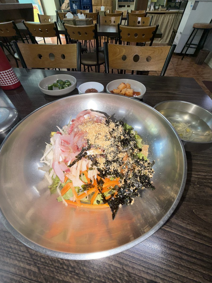 dftkdrP's tweet photo. 아니... 회덮밥 먹으러왓는데 한다라이나옴
이거 만원인데.......? https://t.co/epmstJqm0z