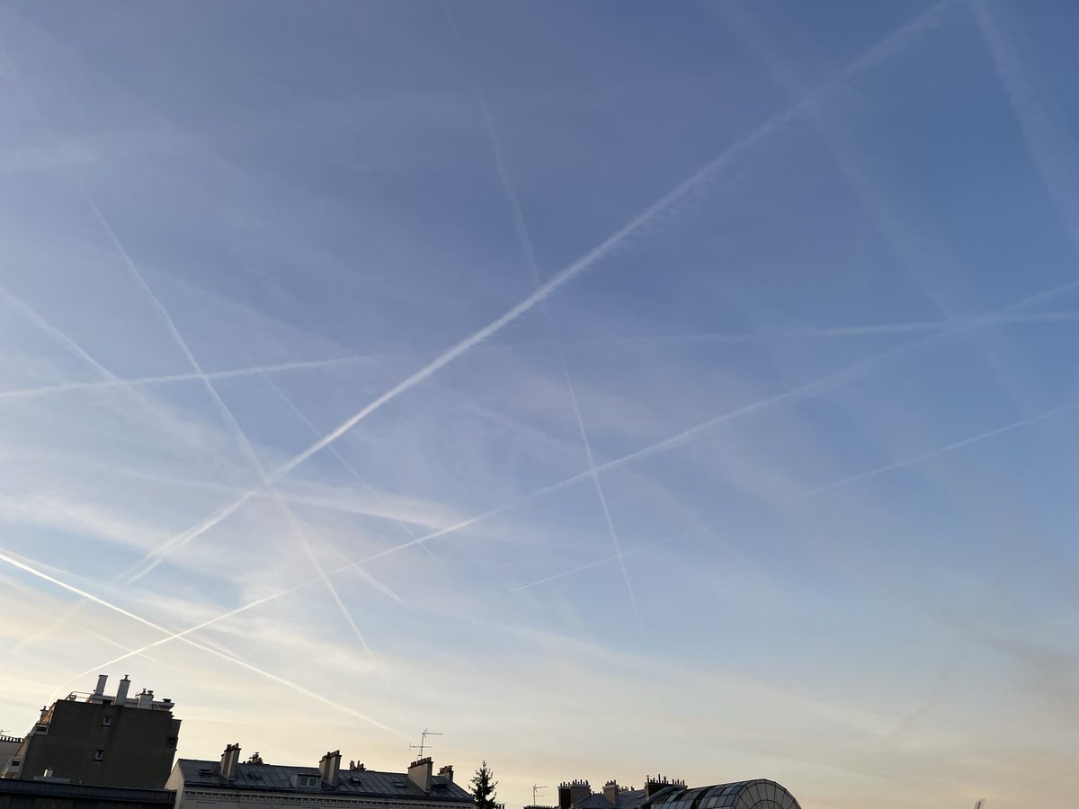 MarielleHeraud's tweet photo. Quadrillage du ciel 7h55 😡
région parisienne , ce matin.
Ça s’arrête quand cette pulvérisation??!!! https://t.co/OQcIkGExIL