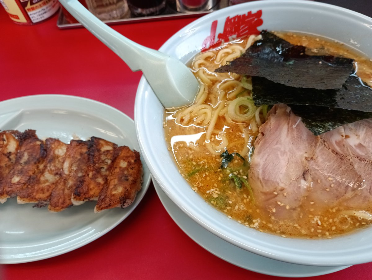 matumatu0315's tweet photo. 今日のお昼は…山岡家でした🍜特製味噌は安定の美味しさでした。餃子もつけてお腹いっぱい満足しました。来週からは節約＆節制に努めます！明日は和菓子屋さんに乗せて行ってもらう予定です
#山岡家　#昼飯　#双極性障害 https://t.co/6YGcF0Gnng