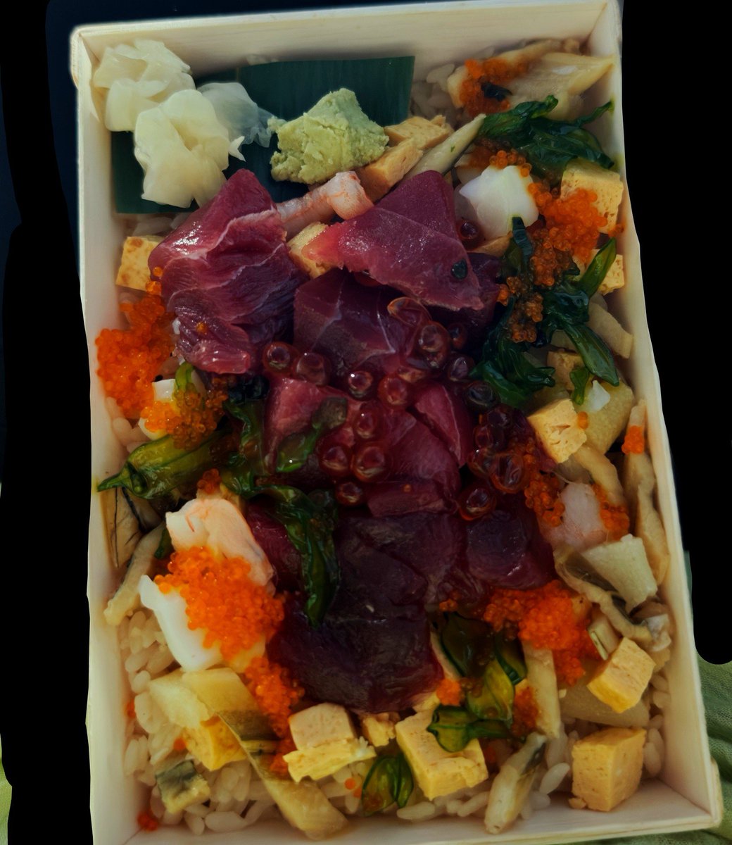 omoyu_5bugayu's tweet photo. お昼ごはんは前から名前だけ知ってた鮨たじまさんが京都に初出展👏なので買いに行ってきました〜
贅沢ちらし食べたかったけどうに苦手なのでばらちらしと、お勧めしてもらった昆布巻き！美味しかった😘 https://t.co/FN90tQd43r