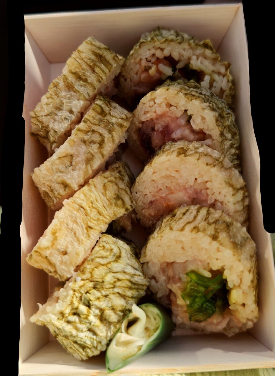 omoyu_5bugayu's tweet photo. お昼ごはんは前から名前だけ知ってた鮨たじまさんが京都に初出展👏なので買いに行ってきました〜
贅沢ちらし食べたかったけどうに苦手なのでばらちらしと、お勧めしてもらった昆布巻き！美味しかった😘 https://t.co/FN90tQd43r