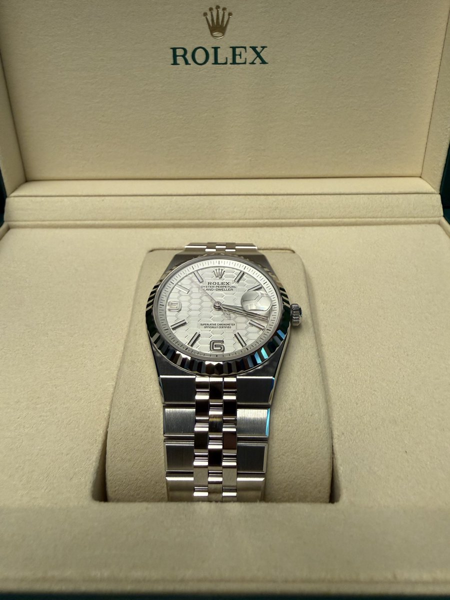 kaitorisoudan's tweet photo. 2026年9月買取紹介　未使用2026年8月

ROLEX ロレックス
ランドドゥエラー36
127234

281万買取相場

286万で買取

いつも有難うございます。

ロレックスマラソン
予約
表参道
レキシア
並木
新宿
名古屋
ヒルトン大阪
127334
127235
127335
127236
127336
時計買取
ロレックス買取 https://t.co/YG6LEGUMe6