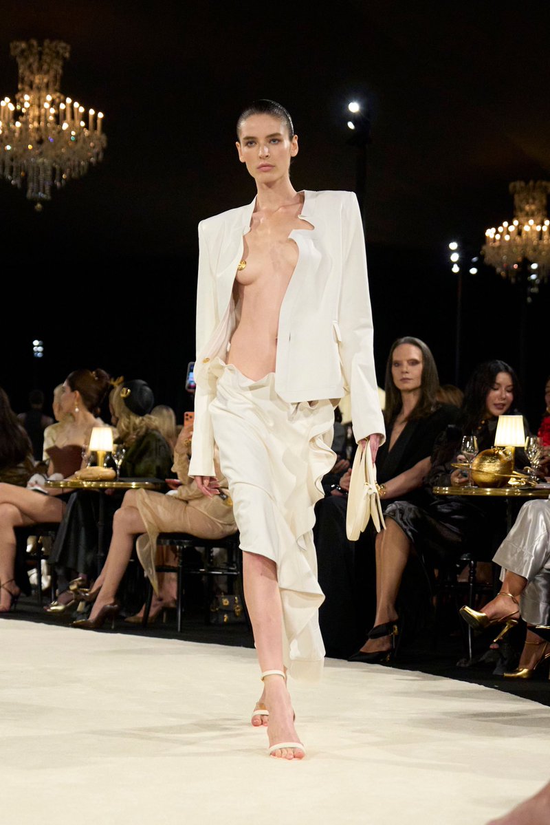 jacquemusx's tweet photo. Gilded nipples at Schiaparelli SS27 👀 https://t.co/HlSCUh5qfL