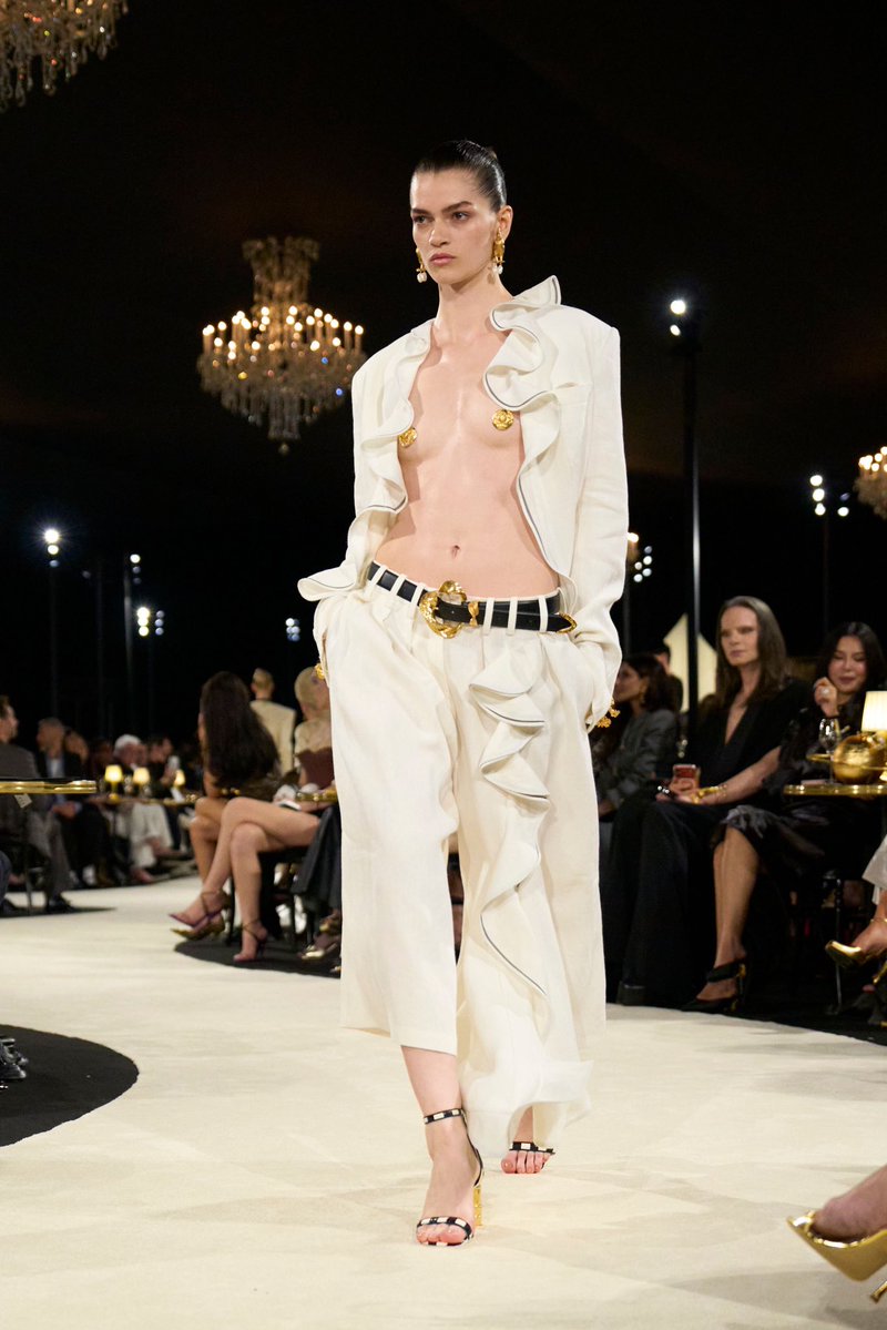 jacquemusx's tweet photo. Gilded nipples at Schiaparelli SS27 👀 https://t.co/HlSCUh5qfL