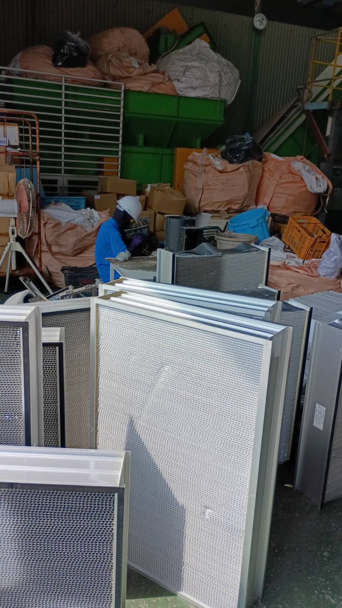engine_naka's tweet photo. 昨日はクリーン工業にて、キャップの色選別や、工業用エアフィルターの仕分け作業を行いました！
の分別ではアルミと紙でアルミ部分で、ケガををしないように確認しながら一つひとつ作業を進めました。
作業を進める中で、少しずつコツをつかむことができました。
#縁人 #福祉 #就労支援a型 https://t.co/bPJPVamqwh