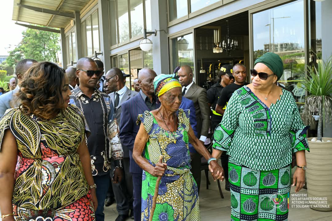 Evebazaiba's tweet photo. 1er Octobre 2026: j’ai été aux côtés des personnes âgées dans la ville de Lubumbashi dans la province du Haut-Katanga. Une célébration de cette journée internationale leur dédiée marquée par des visites auprès des figures emblématiques, proximité et partage d’un repas de cœur. https://t.co/pybvJISQat