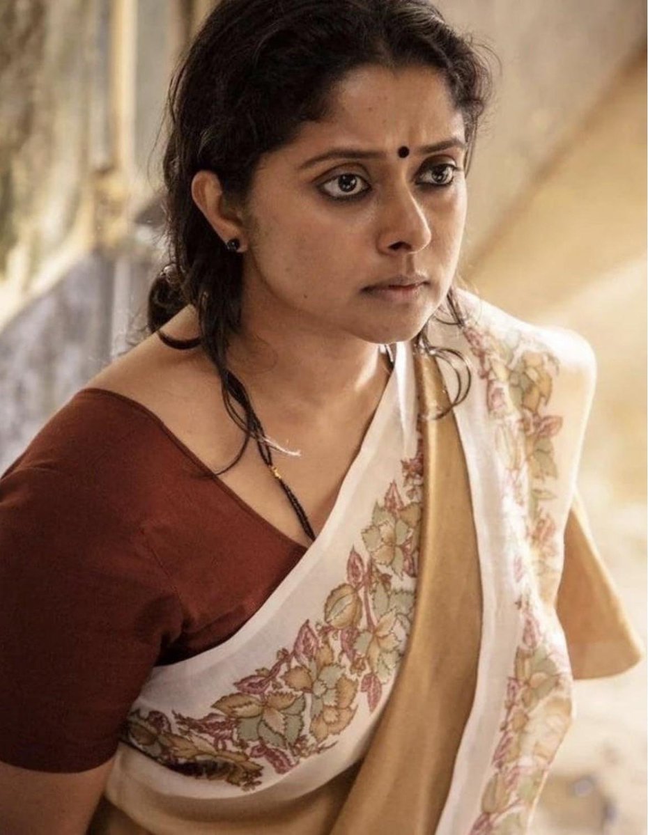 redranger897's tweet photo. That Transition from Pathini 😁to Widow🥺 to Thevdiya😈 of Every mom in the name of survival and sacrifice for their sons😜 
Wathaa Arippu edutha koodhiku olu podanum🥵 
Adhuku edhuku di Pasangalukaaga dhan pandran nu enga mela pali poduringa🙂 https://t.co/VUVGL3MBoz