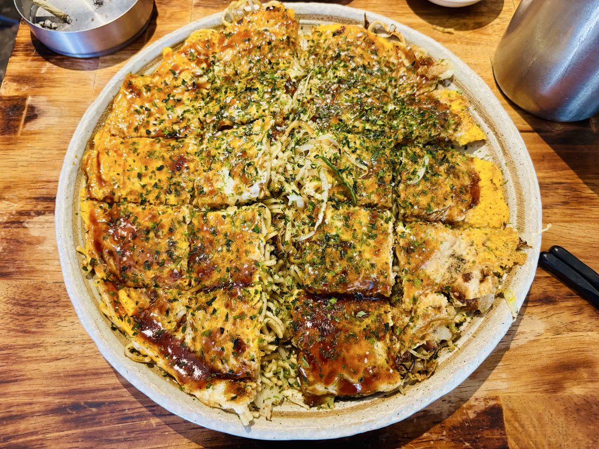 utayakazu's tweet photo. 広島に到着！

ジュゲムのお好みは
本当に美味しい。

洋二さんも元気で何より。

原爆ドームさんにもご挨拶できた。

今夜はツアー初日
「ミカカカフェ」で唄います。

おかげさまで満員でしたが
1席空きが出ましたので是非お越しを！！ https://t.co/NKjVR5oB4D