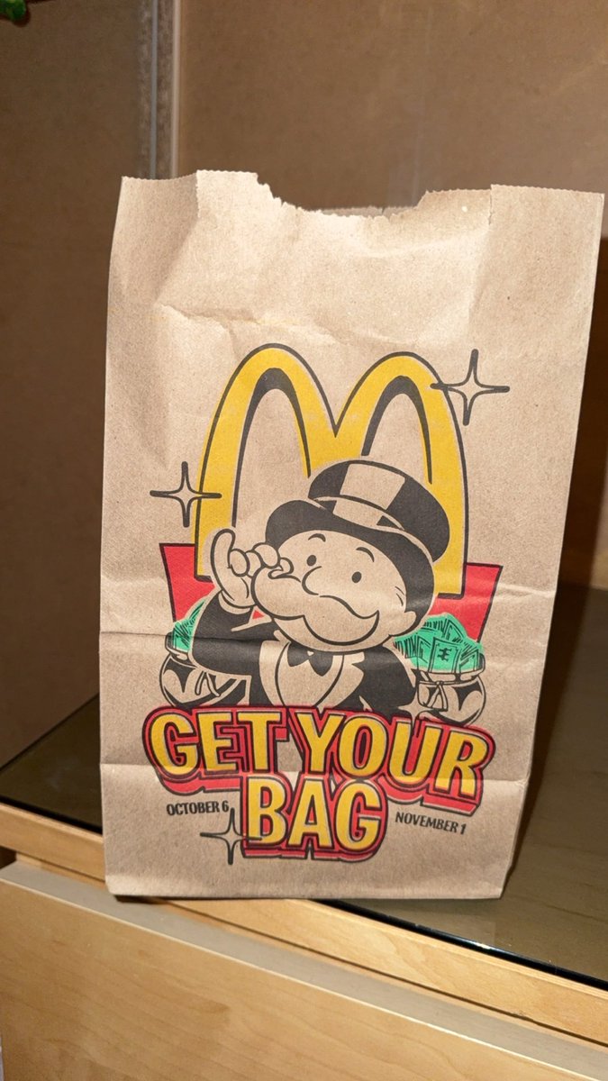 _sanchii's tweet photo. what’s in my bag? https://t.co/xdmbEVb1gG