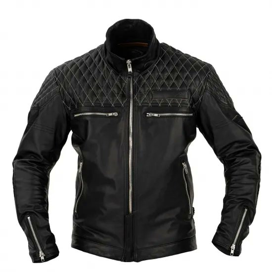 KUSHITANIONLINE's tweet photo. 【商品紹介】
K-0736W 46works アーカナレザージャケットⅡ 🧥

＼46worksとのコラボレーションレザージャケット！／
中嶋志朗氏（46works）とのコラボレーションモデル✨
アーカナのデザインをベースに、パテッドデザインと金属ファスナーを組み合わせた個性的な一着🏍️

国内生産のダイフィニッシュレザーを採用し、着込むほどに味わい深く変化する革の表情も魅力です✨

肩・肘・背中には脱着式ソフトパッドを標準装備。
CEタイププロテクターへのアップデートにも対応しています。

カラーはブラック🖤　ブラウン🤎　の2色！

46worksとクシタニのこだわりが詰まった、長く愛用したいレザージャケットです✨

ぜひチェックしてみてください！

https://t.co/2nKHXOY9jJ

#KUSHITANI #クシタニ #46works #46worksアーカナレザージャケット #アーカナレザージャケット #レザージャケット #バイクウェア #ライディングウェア #レザーウェア #秋冬モデル
