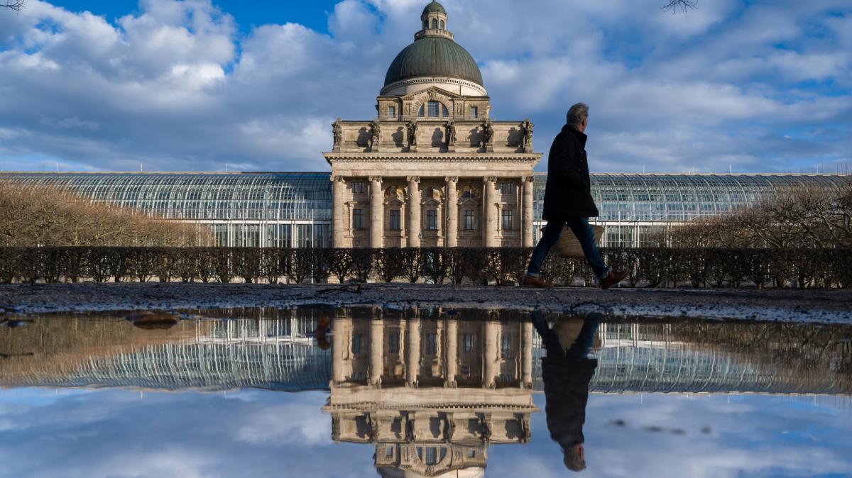 AZ_Augsburg's tweet photo. Eine E-Mail legt nahe, dass Beamte einen CSU-Wahlkampftermin von Markus Söder mit vorbereiteten. Staatskanzlei-Chef Herrmann sieht darin keine Verquickung von Amt und Parteiarbeit. https://t.co/KwiOzLCvdH https://t.co/lJyie1QO7g