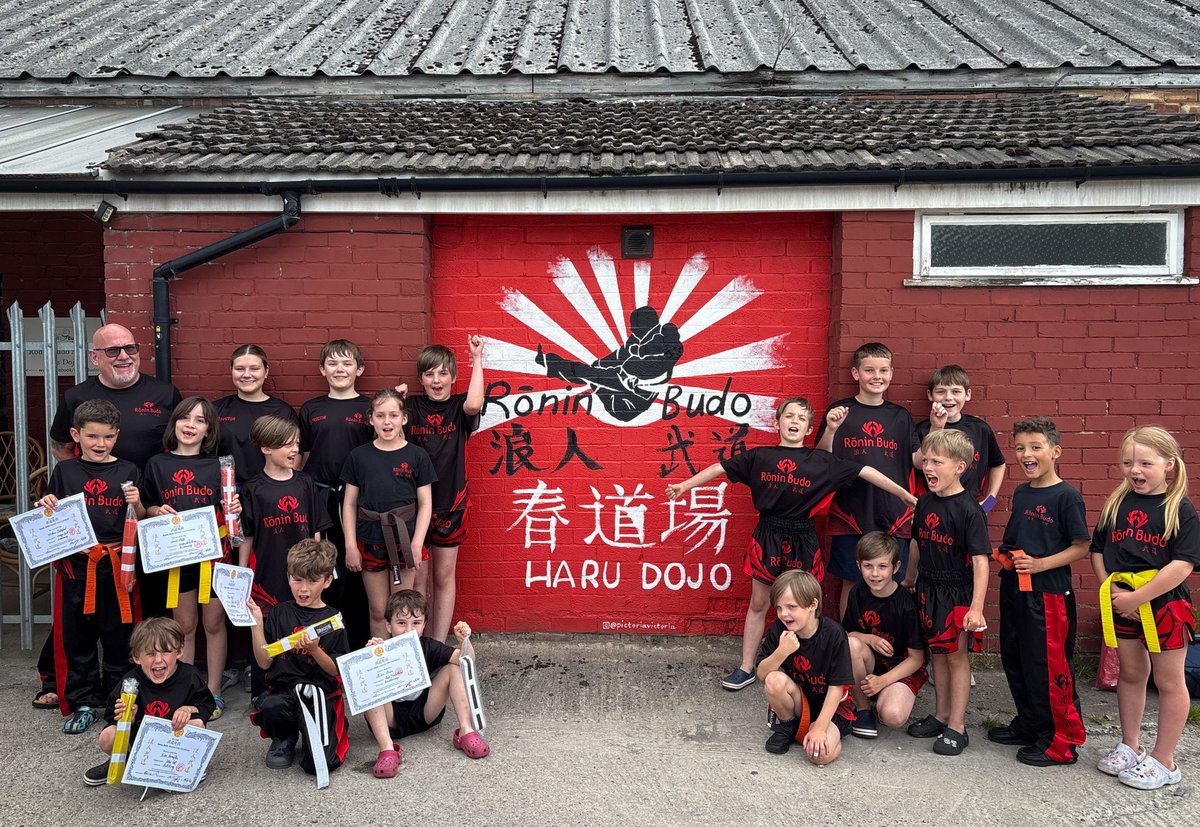 VicPictoria's tweet photo. 🥋These warriors earned their certificates. The wall just earned its stripes 🌅
Proud to have painted the backdrop for Rōnin Budo Haru Dojo in Belper 🎨
#windowart #windowartist #muralart #originalart #bigart https://t.co/zeFvzfrhFf