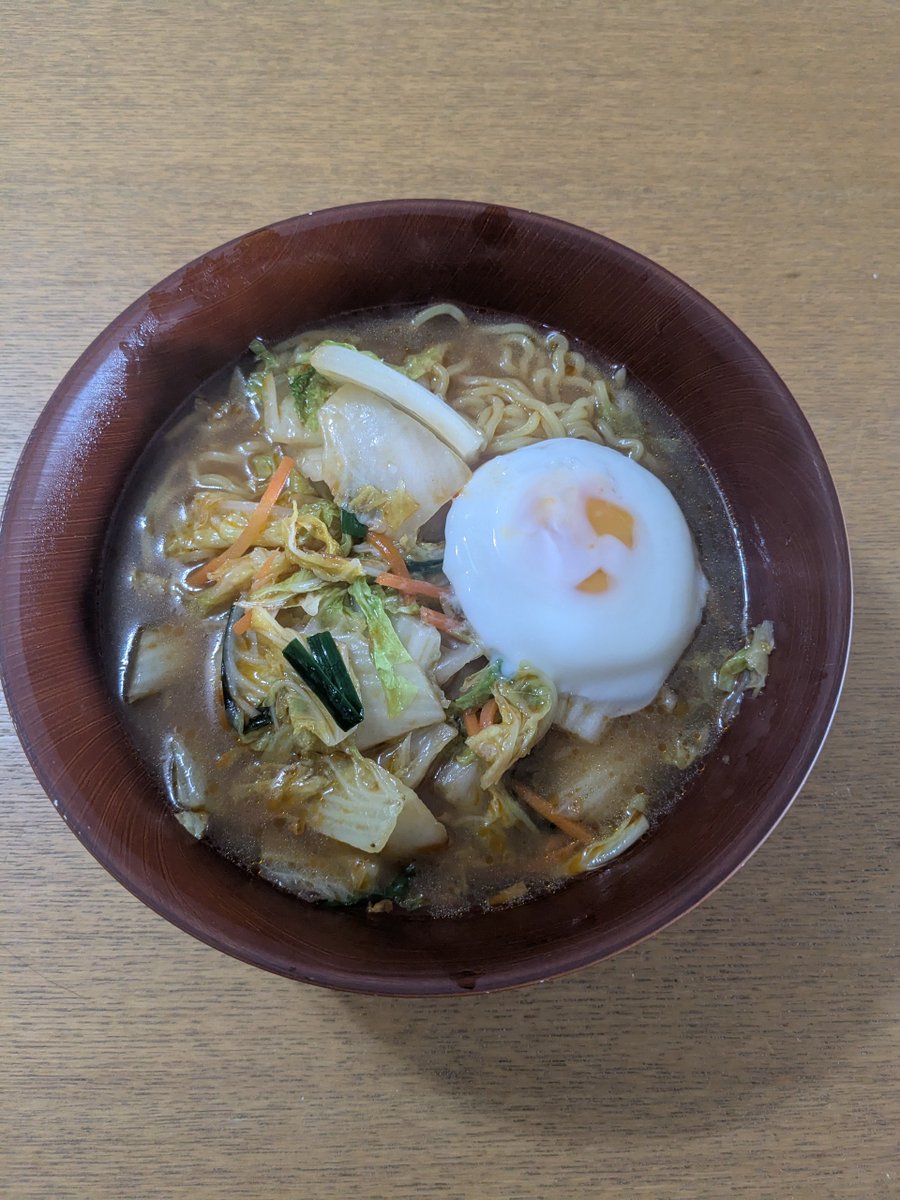 nogepanda's tweet photo. 天理ラーメン

白菜たっぷり！味噌味っぽいピリ辛でお店の味みたい。
野菜売り場でカット野菜にラーメンの生麺とスープ入りってのが面白くて。
1/4カット白菜が同じ位の値段なの、バグってない？ってなって、試しに買ってみた。
オーケーストアオリジナルはクオリティ高いわー
#一人暮らしごはん https://t.co/CwKK1HNZlg