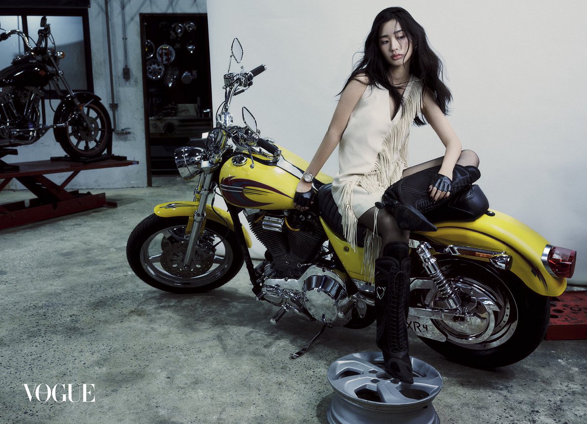 VogueThailand's tweet photo. #VogueTHOctober2026 การรับหน้าที่หลายบทบาท เรามีวิธีฮีลใจหรือดูแลตัวเองอย่างไรบ้าง

@tontawan_t : ตูจะใช้เวลาอยู่กับตัวเองค่อนข้างเยอะค่ะ อย่างช่วงนี้ก็จะไปเรียนวาดรูป เพราะรู้สึกว่าเป็นช่วงเวลาที่ได้ดีทอกซ์ตัวเองจากทุกอย่าง แล้วก็มีนอนอยู่บ้าน อยู่กับน้องหมา หรือไปเจอเพื่อน สำหรับตู การได้อยู่ท่ามกลางสังคมที่เรารู้สึกสบายใจถือเป็นการฮีลใจเหมือนกันค่ะ #VogueTHxTu #OMEGA #OMEGAThailand #Speedmaster
 
ช่างภาพ : ภัค���ูวินทร์ ธนชัยบุญญาศิลป์
แฟชั่นไดเร็กเตอร์ : จงกล พลาฤทธิ์
นางแบบ : ต้นตะวัน ตันติเวชกุล
ผู้ช่วยสไตลิสต์: ตะวัน ก้อนแก้ว, กฤษณะ ฉั่วตระกูล และ พิพัฒน์ โพธิ์ทอง
แต่งหน้า: ทรัพย์ศิริ ศิริวงษ์
ทำผม: พรหมญา บางพงศ์
เครื่องแตางกาย: Max Mara และ I Wanna Bangkok
อาร์ตไดเร็กเตอร์: วิวาน วรศิริ
ฝ่ายโฆษณา: ณัชชา ชื่นอุระ
สัมภาษณ์: วรรณิภา จันพุดซา