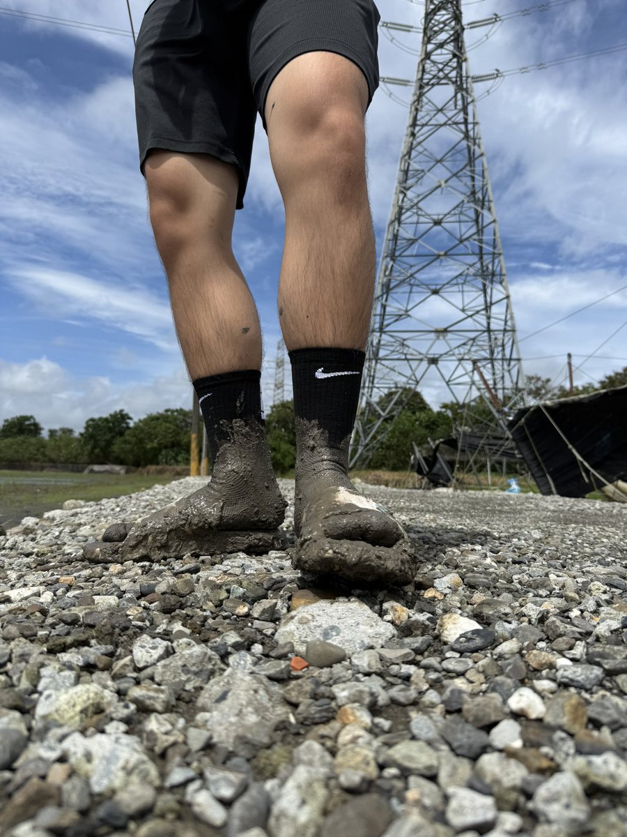 wakonisme's tweet photo. #泥巴 #踩泥 #muddy #黑襪 #拖鞋 https://t.co/YRXN4NL0EL