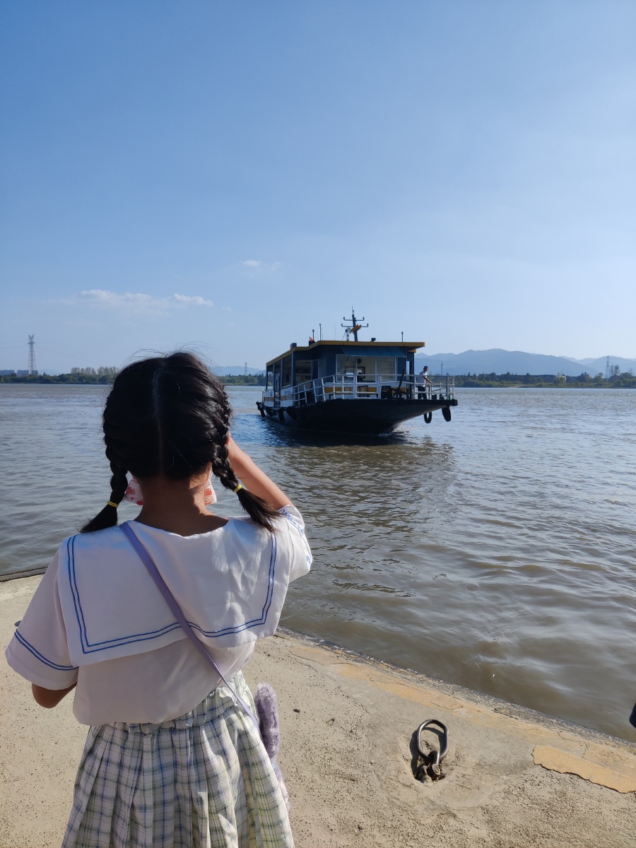 rober_tdem__7d6's tweet photo. [Today we visited Zhi Xing Ferry, where we met a lovely young sister—her bright smile lit up the whole tranquil river bank. It’s such a warm memory!]， https://t.co/a0H8L2jvXa