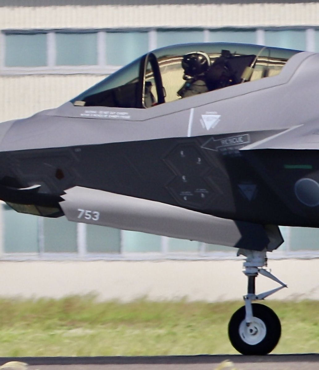 358_SAKOYAN's tweet photo. 今日の小牧    part(2)

F-35新造機#(753)

米国の女性パイロットが操縦しての初フライト❗️

チェイスは飛実F-15(928) https://t.co/Sd6uKjcHpY