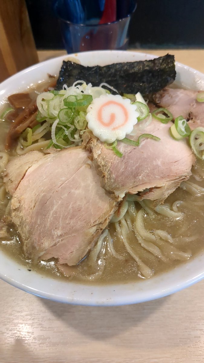 wochiko's tweet photo. 早朝開けてたから
まさか昼営業は無いだろうなぁ〜と
思いきや♥
パンチの効いた煮干し、
エグみと旨味の渦🌀に
箸が止まりません
麺も何これ♥どんな粉？と
思う位美味しくて、来て良かった
食べれて良かった…と
頭下がります👍
ありがとうございます😊
#自家製麺 麺や六等星 調布銀座 https://t.co/PxnOtSsAOK