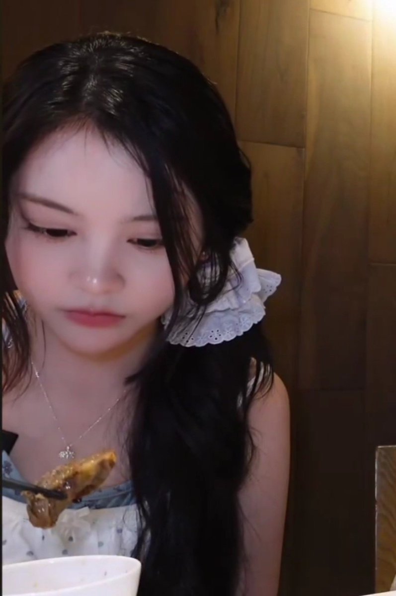 Mooddyea's tweet photo. Lucu deh carmen ketemu chenle tu wkwk

Carmen si picky eater ga suka sayuran vs chenle yang kalo makan harus ada sayuran, kulkas isinya sayur sama jamur banyak bgt vs carmen ga makan jamur

Terus carmen yang makan banyak banget vs chenle yg makan cuma setengah bungkus 🤣 https://t.co/V8pLVSlBer