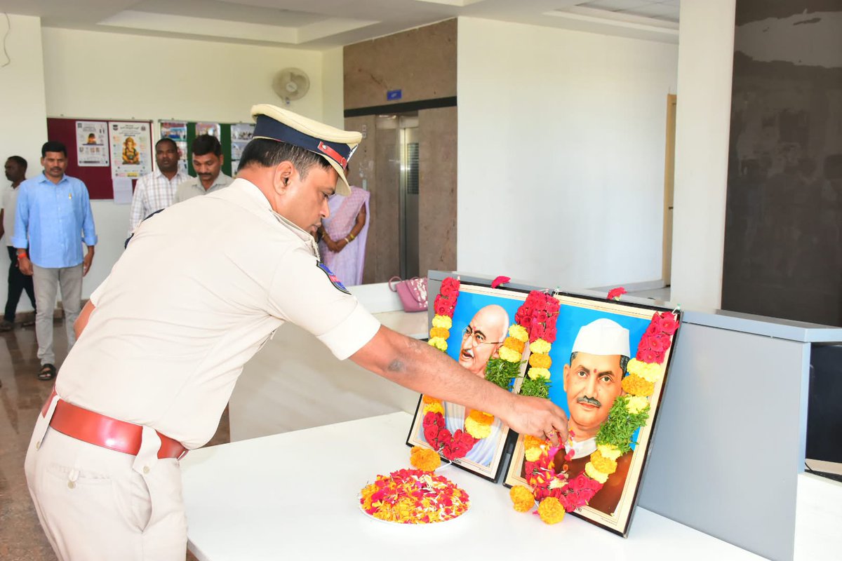 SP_Gadwal's tweet photo. జాతిపిత మహాత్మా గాంధీ 157వ జయంతి, భారత మాజీ ప్రధాని లాల్ బహుదూర్ శాస్త్రి 122వ జయంతి సందర్భంగా జిల్లా పోలీస్ కార్యాలయంలో ఘనంగా నివాళులర్పించారు. జిల్లా ఎస్పీ శ్రీ టి. శ్రీనివాస రావు, ఐపీఎస్ గారు గాంధీజీ, లాల్ బహుదూర్ శాస్త్రి చిత్రపటాలకు పూలమాలలు వేసి నివాళులర్పించారు. https://t.co/rPZRq0Zl5X