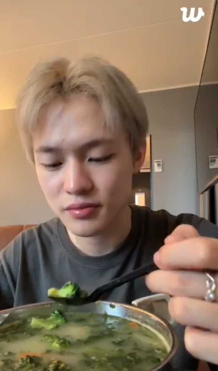Mooddyea's tweet photo. Lucu deh carmen ketemu chenle tu wkwk

Carmen si picky eater ga suka sayuran vs chenle yang kalo makan harus ada sayuran, kulkas isinya sayur sama jamur banyak bgt vs carmen ga makan jamur

Terus carmen yang makan banyak banget vs chenle yg makan cuma setengah bungkus 🤣 https://t.co/V8pLVSlBer