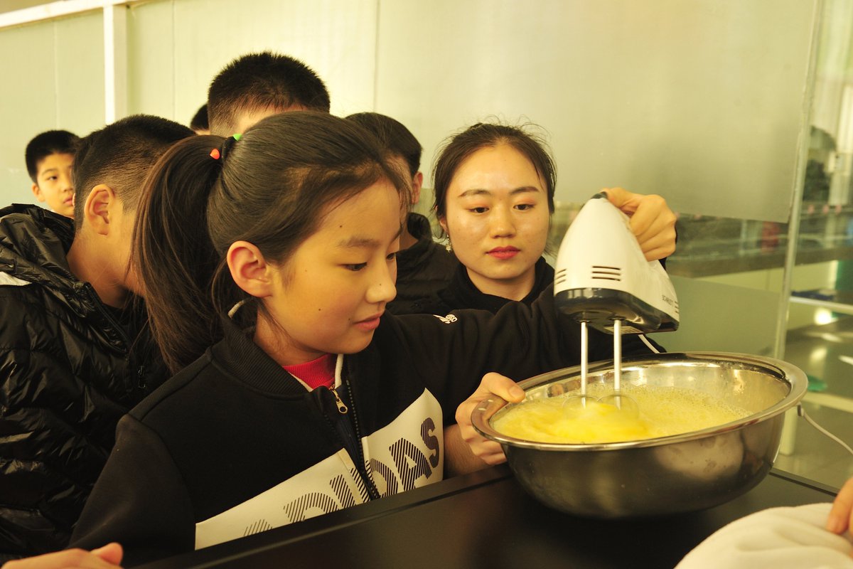 warp_hiram__d91's tweet photo. Baking eggs for the class in the warm, low yard! ， https://t.co/99Xp6JiMG1