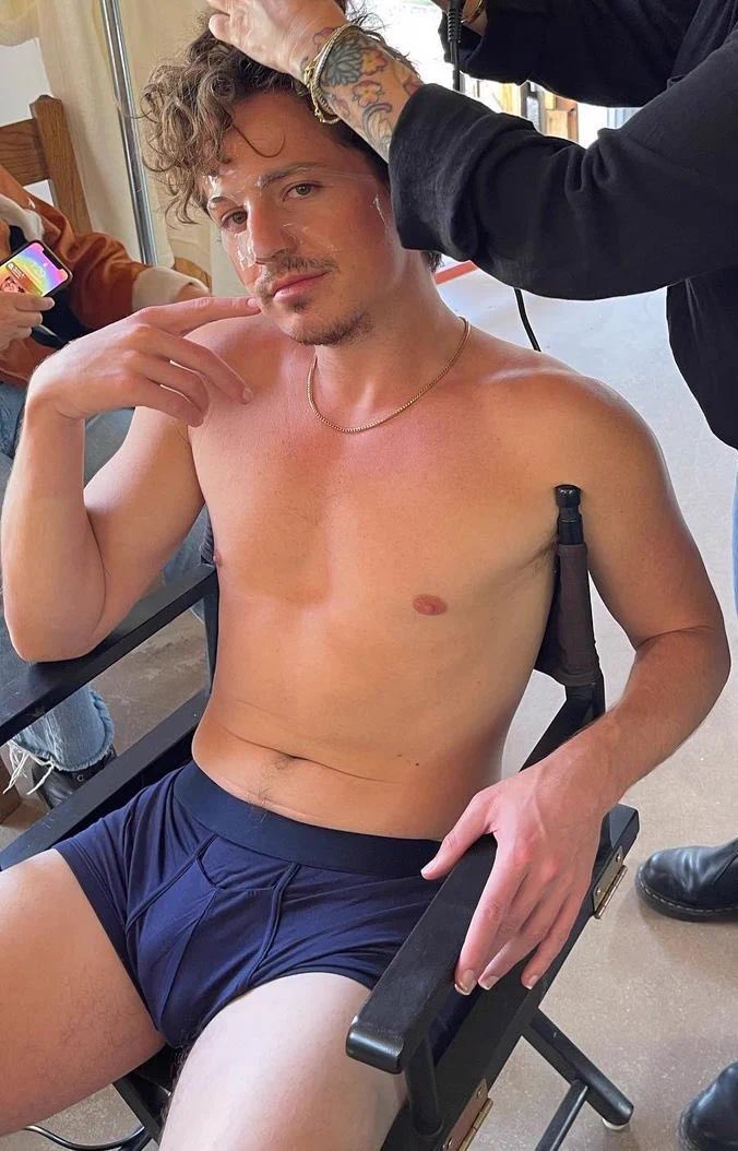michealreacti0n's tweet photo. Charlie Puth sitting in a styling chair while a hair professional curls his hair https://t.co/R86bGUxM9P