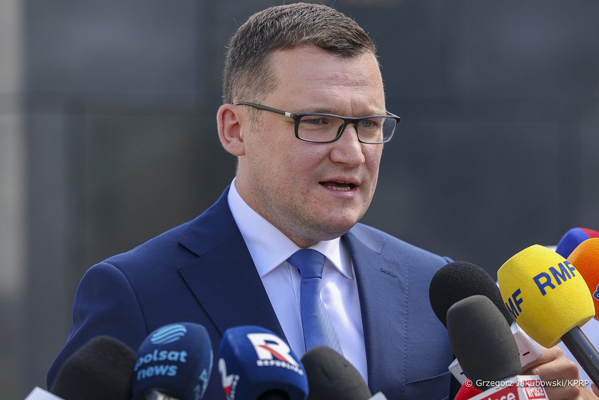 prezydentpl's tweet photo. 💬 Mamy dziś rząd, który oszukuje i szantażuje Polaków, a cała jego narracja wokół tej ustawy od początku była nieprawdą. Gabinet Donalda Tuska ma wszelkie narzędzia do obniżenia cen paliw – mógł to zrobić wczoraj, tydzień czy miesiąc temu.

💬 Rząd nie obniży cen na podstawie podpisanej przez Prezydenta ustawy z dnia na dzień. Wchodzi ona w życie 1 listopada, a pierwsze wpłaty z nowej daniny wpłyną do budżetu dopiero do 25 listopada. Aby paliwo staniało natychmiast, rząd musi po prostu obniżyć podatki.

💬 Prezydent podjął bardzo odpowiedzialną decyzję, podpisując tę regulację i kierując ją do Trybunału w trybie kontroli następczej. W przeciwnym razie za dotychczasowe oszustwa rządu nadal płaciliby wyłącznie obywatele.

💬 Kiedy Minister Finansów chce wprowadzić przywileje podatkowe dla par jednopłciowych, wystarczy zwykła interpretacja podatkowa – nagle ustawa okazuje się zbędna, mimo że stoi to w sprzeczności z art. 18 Konstytucji. Skoro w tamtej sprawie dało się działać jedną decyzją urzędniczą, to dlaczego nie obniżono podatków, by ulżyć Polakom płacącym za drożyznę na stacjach paliw, która bezpośrednio napędza inflację? Rząd wielokrotnie pokazywał, że potrafi działać bez zgody Prezydenta.

💬 Polityk musi być odpowiedzialny, szczególnie gdy pełni najważniejszą funkcję w państwie. Państwem nie rządzi się bejsbolem – państwem rządzi się odpowiedzialnością. I właśnie z tej odpowiedzialności wynika każda decyzja Prezydenta. Hasło „Po pierwsze Polska, po pierwsze Polacy” nie jest pustym zdaniem. To konkretne zadanie na tę prezydenturę.

💬 Donald Tusk doszedł do władzy na kłamstwie wyborczym, twierdząc, że jedną decyzją premiera paliwo może kosztować 5,19 zł. Dziś stał się zakładnikiem własnej obietnicy. Wielu Polaków mu uwierzyło, dlatego ta obietnica powinna zostać spełniona – bez względu na to, czy on sam w nią wtedy wierzył, czy nie. To nie pierwszy raz, kiedy oszukał Polaków.

💬 Pełna odpowiedzialność za ceny paliw spoczywa na rządzie, bo to rząd ma narzędzia pozwalające wpływać na ich wysokość. Dzisiaj, po podpisaniu ustawy przez Prezydenta, nie ma już żadnych wymówek ani możliwości twierdzenia, że głowa państwa cokolwiek blokuje.

💬 Prezydent i Kancelaria Prezydenta RP nie wezmą udziału w politycznym teatrze premiera Donalda Tuska. Prezydent konsekwentnie realizuje swoją strategię: to, co służy obywatelom, podpisuje, a złe rozwiązania blokuje. Nie pozwolimy odwracać uwagi od kluczowych problemów Polaków: cen paliw, energii i kosztów życia.

💬 Prezydent od pierwszego dnia kadencji zabiega o powstanie amerykańskich baz wojskowych w Polsce. To strategiczny fundament naszego bezpieczeństwa i żadne wymówki ze strony rządu nie będą w tej sprawie akceptowane.

💬 Ustawa jasno wskazuje, że opinia Prezydenta przy obsadzie kierownictwa SOP musi być brana pod uwagę. Jesteśmy otwarci na dialog, jednak kluczowe decyzje dotyczące bezpieczeństwa najważniejszych osób w państwie muszą być wypracowane wspólnie z Prezydentem.

- Szef Gabinetu Prezydenta RP @szefernaker, @RepublikaTV