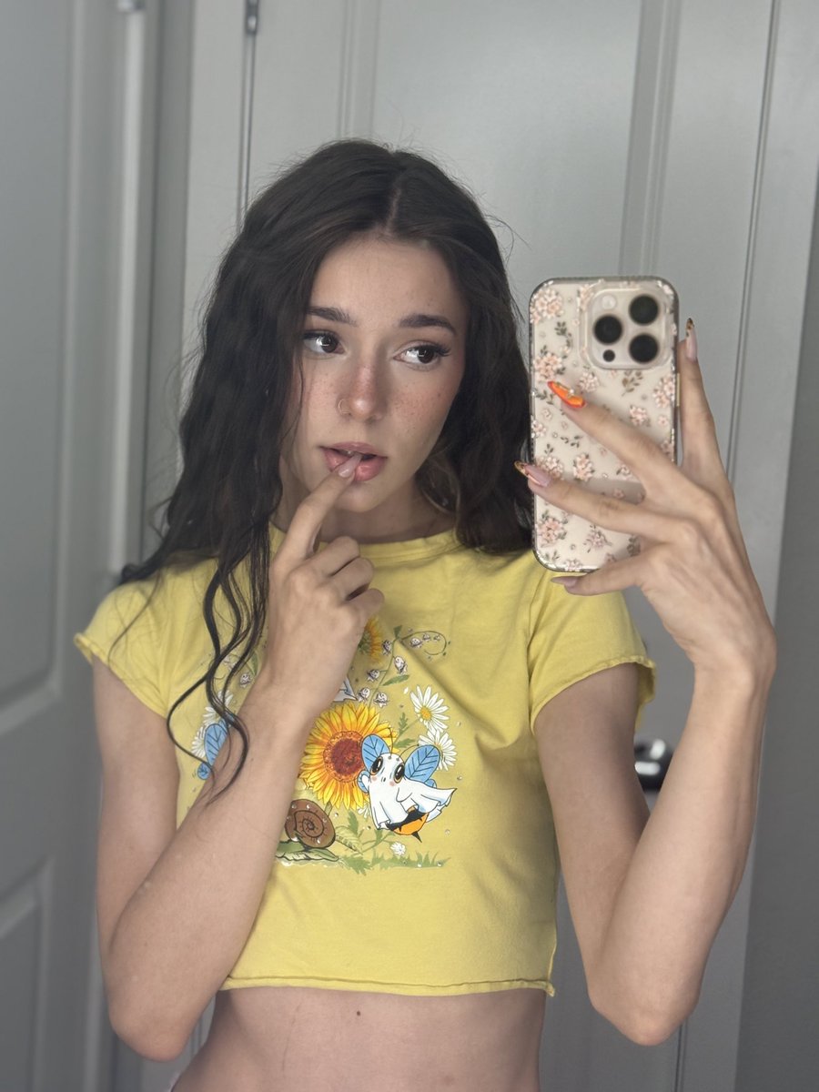 theastridelle's tweet photo. Just casually checking if my future favorite person is online 👀💛 https://t.co/KA6C4O15H3