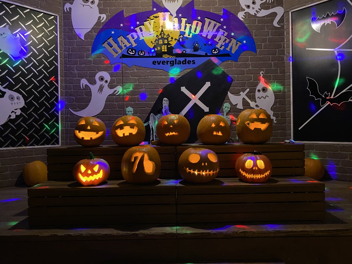 AOR_everglades's tweet photo. 【伊勢志摩エバーグレイズ】

Happy Halloween🧙‍♀️

週末は「ジャックオーランタン作り」も開催！👻✨
本物の大きなカボチャを使って、
世界にひとつだけのオリジナルジャックオーランタン作りにチャレンジしよう！🎃🔪

数量限定のため、
ご希望の方はお早めにご予約ください！ https://t.co/g9t8wZoNSO
