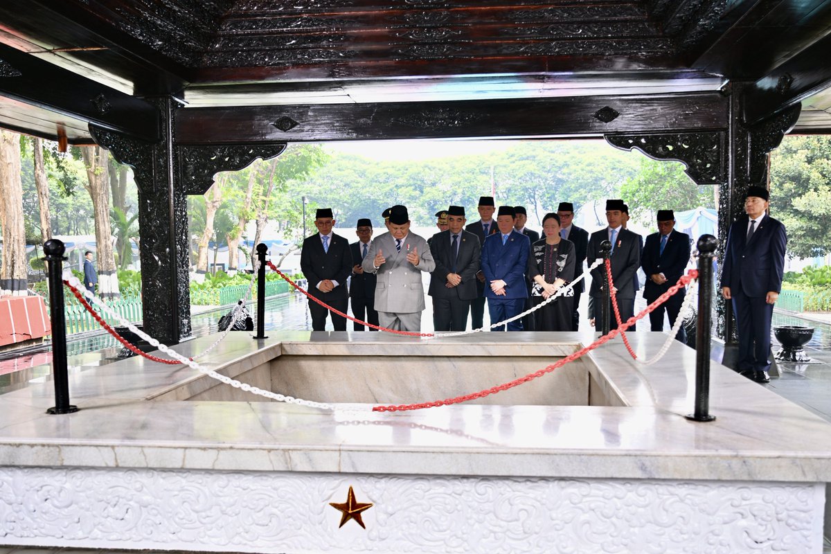 AgusYudhoyono's tweet photo. Kamis Pagi, 1 Oktober 2026, saya menghadiri Upacara Peringatan Hari Kesaktian Pancasila di Monumen Pancasila Sakti, Lubang Buaya, Jakarta. Upacara berlangsung khidmat di bawah pimpinan Presiden @prabowo selaku Inspektur Upacara.

Di tempat bersejarah ini, kita menundukkan kepala, mengenang serta menghormati jasa dan pengorbanan para Pahlawan Revolusi serta para pendahulu bangsa. Mereka telah mengorbankan jiwa dan raga demi menjaga kedaulatan, kehormatan, serta keutuhan Indonesia berlandaskan Pancasila.

Pancasila selalu hadir sebagai konsensus bersama yang menjaga Indonesia tetap bersatu dan berada di jalur yang benar. Inilah fondasi utama mengapa Pancasila akan selalu relevan bagi generasi mana pun, dalam situasi dan tantangan zaman apa pun.

Di abad ke-21 ini, kita membutuhkan pemikiran yang reflektif sekaligus visioner untuk menafsirkan setiap silanya secara rasional. Pancasila bukan hanya benteng pemersatu, tetapi harus menjadi daya dorong nyata untuk memajukan dan menyejahterakan seluruh rakyat Indonesia.

Mari kita jaga konsensus luhur ini dan menjadikannya energi untuk melangkah menuju masa depan bangsa yang berdaulat, adil, dan makmur.

Selamat Hari Kesaktian Pancasila! 🇮🇩
