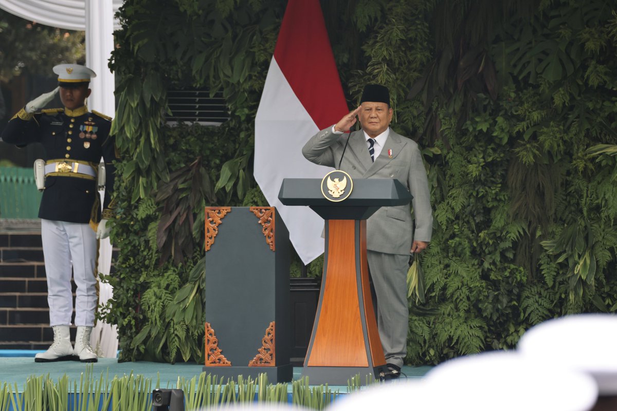 AgusYudhoyono's tweet photo. Kamis Pagi, 1 Oktober 2026, saya menghadiri Upacara Peringatan Hari Kesaktian Pancasila di Monumen Pancasila Sakti, Lubang Buaya, Jakarta. Upacara berlangsung khidmat di bawah pimpinan Presiden @prabowo selaku Inspektur Upacara.

Di tempat bersejarah ini, kita menundukkan kepala, mengenang serta menghormati jasa dan pengorbanan para Pahlawan Revolusi serta para pendahulu bangsa. Mereka telah mengorbankan jiwa dan raga demi menjaga kedaulatan, kehormatan, serta keutuhan Indonesia berlandaskan Pancasila.

Pancasila selalu hadir sebagai konsensus bersama yang menjaga Indonesia tetap bersatu dan berada di jalur yang benar. Inilah fondasi utama mengapa Pancasila akan selalu relevan bagi generasi mana pun, dalam situasi dan tantangan zaman apa pun.

Di abad ke-21 ini, kita membutuhkan pemikiran yang reflektif sekaligus visioner untuk menafsirkan setiap silanya secara rasional. Pancasila bukan hanya benteng pemersatu, tetapi harus menjadi daya dorong nyata untuk memajukan dan menyejahterakan seluruh rakyat Indonesia.

Mari kita jaga konsensus luhur ini dan menjadikannya energi untuk melangkah menuju masa depan bangsa yang berdaulat, adil, dan makmur.

Selamat Hari Kesaktian Pancasila! 🇮🇩
