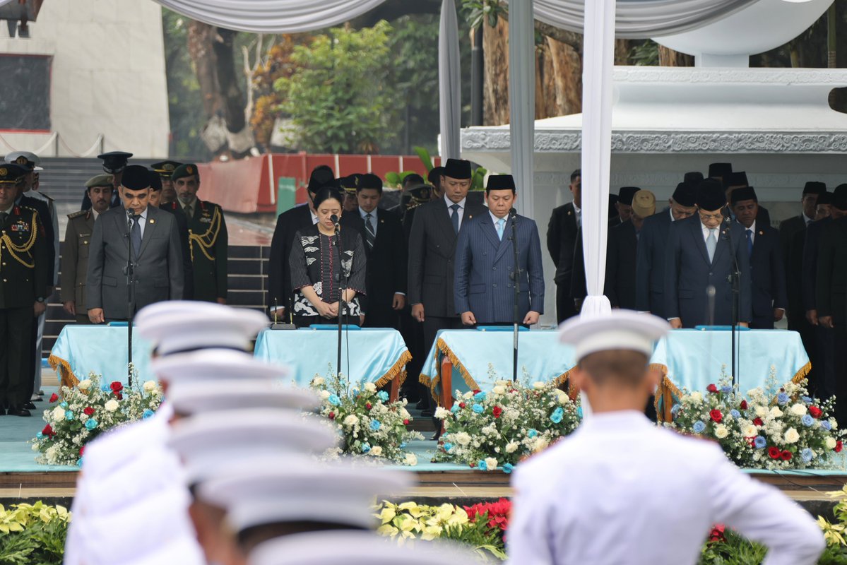 AgusYudhoyono's tweet photo. Kamis Pagi, 1 Oktober 2026, saya menghadiri Upacara Peringatan Hari Kesaktian Pancasila di Monumen Pancasila Sakti, Lubang Buaya, Jakarta. Upacara berlangsung khidmat di bawah pimpinan Presiden @prabowo selaku Inspektur Upacara.

Di tempat bersejarah ini, kita menundukkan kepala, mengenang serta menghormati jasa dan pengorbanan para Pahlawan Revolusi serta para pendahulu bangsa. Mereka telah mengorbankan jiwa dan raga demi menjaga kedaulatan, kehormatan, serta keutuhan Indonesia berlandaskan Pancasila.

Pancasila selalu hadir sebagai konsensus bersama yang menjaga Indonesia tetap bersatu dan berada di jalur yang benar. Inilah fondasi utama mengapa Pancasila akan selalu relevan bagi generasi mana pun, dalam situasi dan tantangan zaman apa pun.

Di abad ke-21 ini, kita membutuhkan pemikiran yang reflektif sekaligus visioner untuk menafsirkan setiap silanya secara rasional. Pancasila bukan hanya benteng pemersatu, tetapi harus menjadi daya dorong nyata untuk memajukan dan menyejahterakan seluruh rakyat Indonesia.

Mari kita jaga konsensus luhur ini dan menjadikannya energi untuk melangkah menuju masa depan bangsa yang berdaulat, adil, dan makmur.

Selamat Hari Kesaktian Pancasila! 🇮🇩
