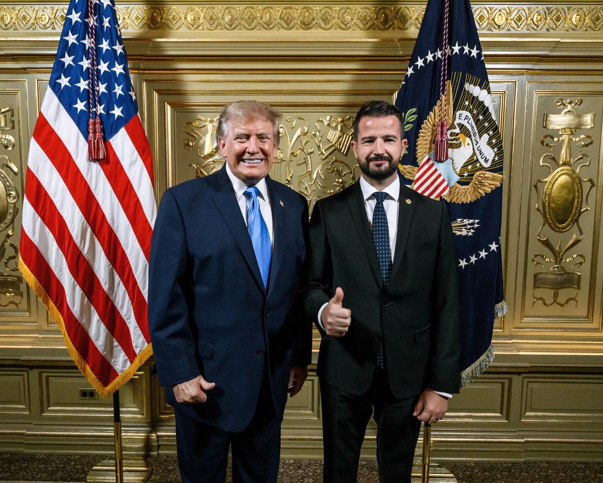 JakovMilatovic's tweet photo. Na marginama Generalne skupštine @UN imao sam priliku da se sretnem sa predsjednikom Sjedinjenih Američkih Država Donaldom Trampom @POTUS.

Tom prilikom pozvao sam ga da posjeti Crnu Goru i odigra partiju golfa sa pogledom na jedan od najljepših zaliva u Evropi.

U junu smo u Crnoj Gori ugostili evropske lidere, koji nijesu krili oduševljenje ljepotama naše zemlje. Posjeta predsjednika Trampa imala bi poseban značaj i bila bi istorijska, jer bi on bio prvi američki predsjednik koji je posjetio Crnu Goru.

Vjerujem da bi njegov dolazak bio još jedna prilika da pokažemo ono najbolje što Crna Gora ima, ali i da dodatno osnažimo prijateljstvo i strateško partnerstvo sa Sjedinjenim Američkim Državama. 🇲🇪🤝🇺🇸
