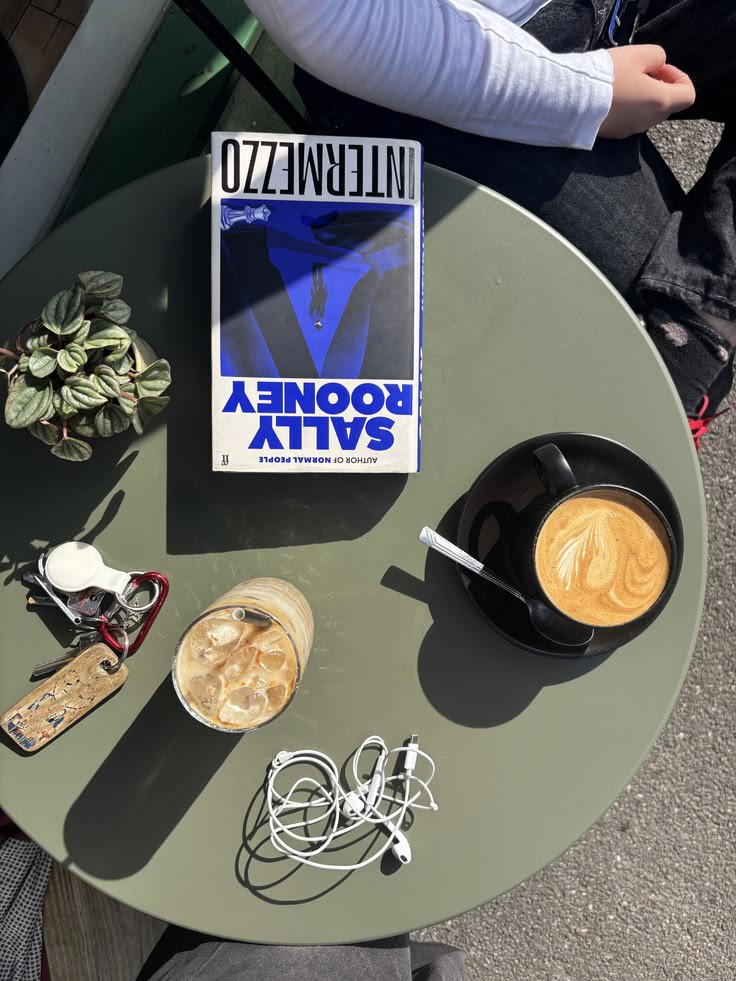 Aurielle007s's tweet photo. Went to a new coffee shop and start a new book https://t.co/ssVAtVbgE3