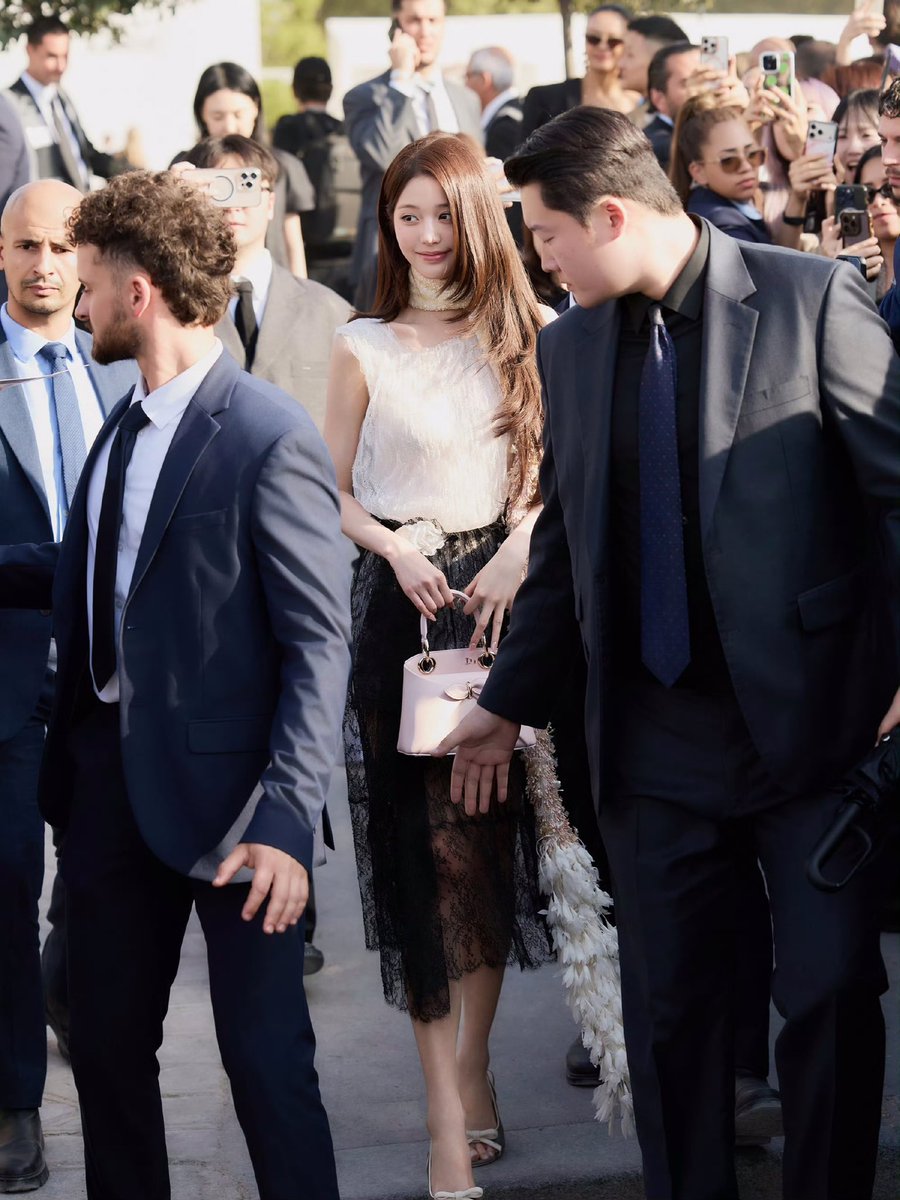 LiAn00725's tweet photo. Every glance and every gesture carries unique charm. Jang Wonyoung paints her unforgettable fashion story with Dior in Paris.

#JANGWONYOUNG
#WONYOUNG
#WonyoungDiorSummer27
#DiorSummer27 @Dior https://t.co/NxY5zpnqO4