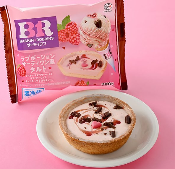 sweetroad5's tweet photo. １０月６日(火)よりファミリーマートから、タルト生地にラズベリームースをのせ、ラズベリーソースとチョコチップをトッピングした「ラブポーションサーティワン風タルト」が新発売されます✨
https://t.co/348Bbvw6B8 https://t.co/n2dMbG9y4h