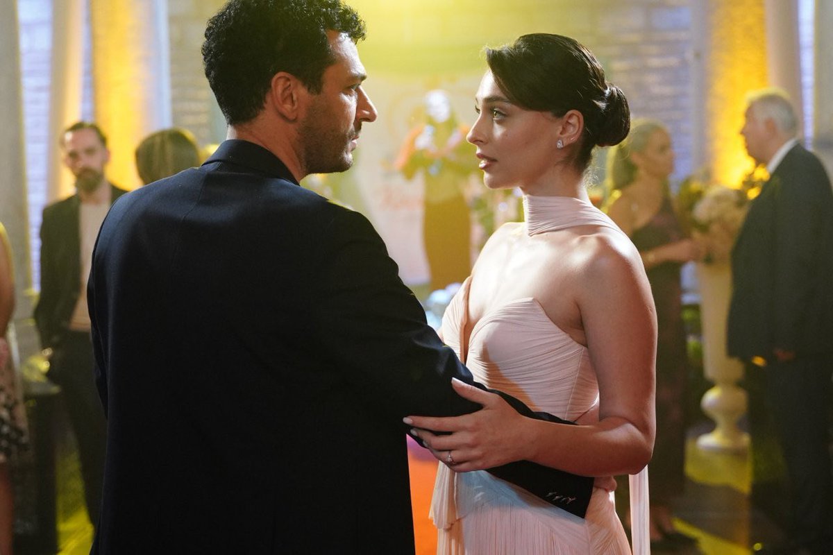 TvDunyasii's tweet photo. #GüllerveGünahlar 36. Bölüm Özeti ve Kareleri:

Yaşadıkları acıların hesabını sorarken içinde bulunduğu tehlikeden bi haber olan Zeynep’i, Serhat canı pahasına kurtarır. 

Azra, Cihan’ın eziyetlerine maruz kalmamak, bebeğini onun yanında büyütmemek için zorlu bir kararın eşiğine gelir. 

Berrak, Kader’e annelik yapmak için iyice heveslendiği sırada Mutlu ve Cihan arasında gelişen olaylar Serhat ve Zeynep’in hayatında beklenmedik bir dönem başlatacaktır.