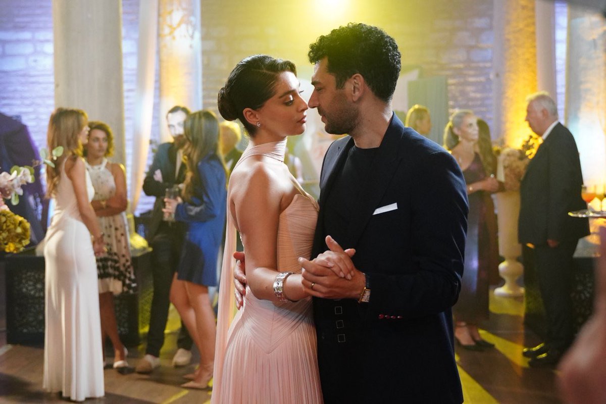 TvDunyasii's tweet photo. #GüllerveGünahlar 36. Bölüm Özeti ve Kareleri:

Yaşadıkları acıların hesabını sorarken içinde bulunduğu tehlikeden bi haber olan Zeynep’i, Serhat canı pahasına kurtarır. 

Azra, Cihan’ın eziyetlerine maruz kalmamak, bebeğini onun yanında büyütmemek için zorlu bir kararın eşiğine gelir. 

Berrak, Kader’e annelik yapmak için iyice heveslendiği sırada Mutlu ve Cihan arasında gelişen olaylar Serhat ve Zeynep’in hayatında beklenmedik bir dönem başlatacaktır.