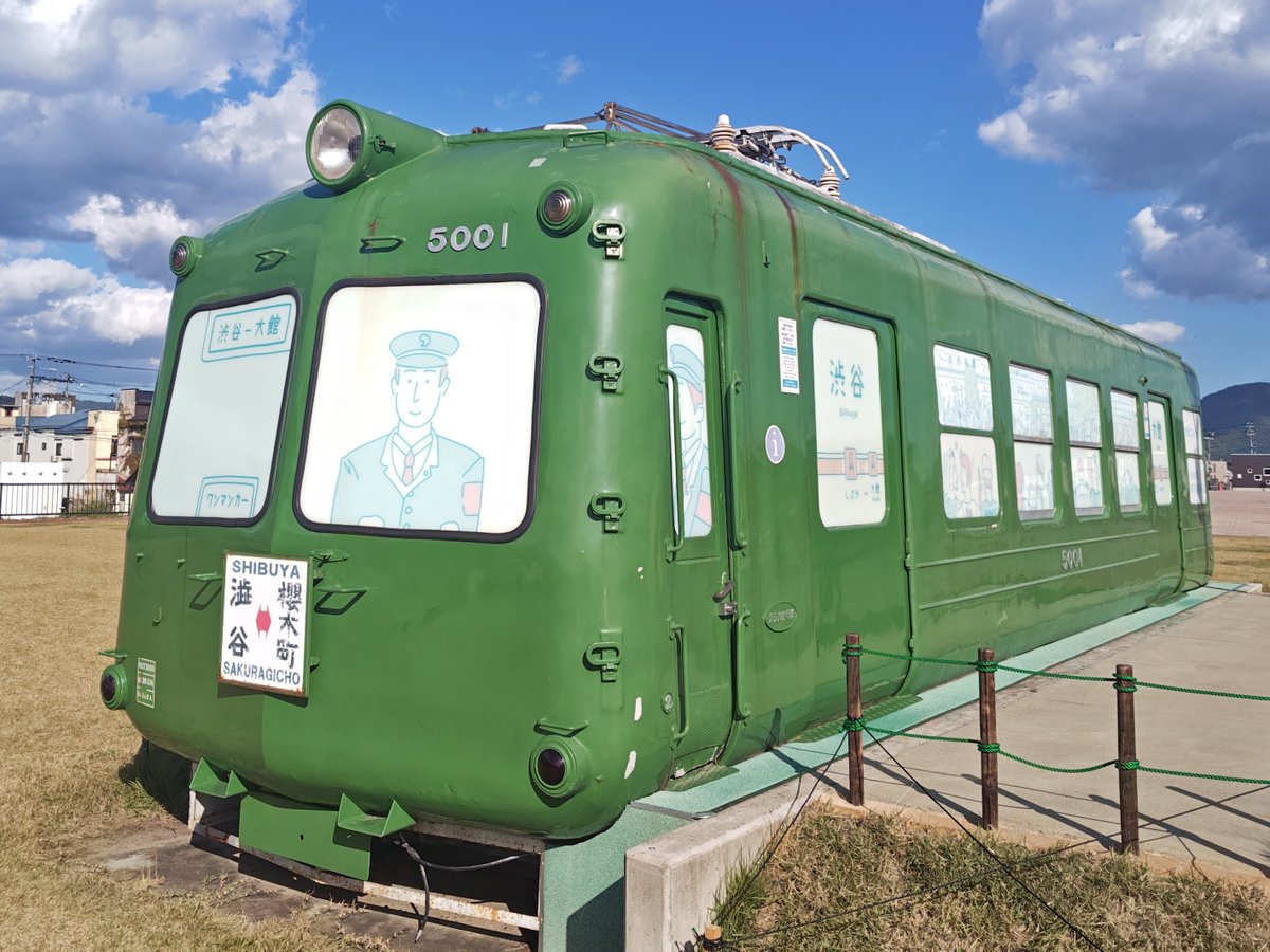 kohei__murakami's tweet photo. 半田健人君に「青ガエル」って知ってる？って電車の画像だけ送ったら、「東急初代5000系！渋谷のハチ公前に置いてあったやつですね！これ実は三分の一切り落として短くなってるんですよ」
って光の速さで返事きた(笑)
鉄っ！ https://t.co/bgIsmbgyGp