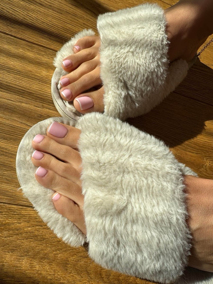 TofuToes's tweet photo. fresh pedi, come take a closer look 👀🦶 https://t.co/YnKQJB8MRt