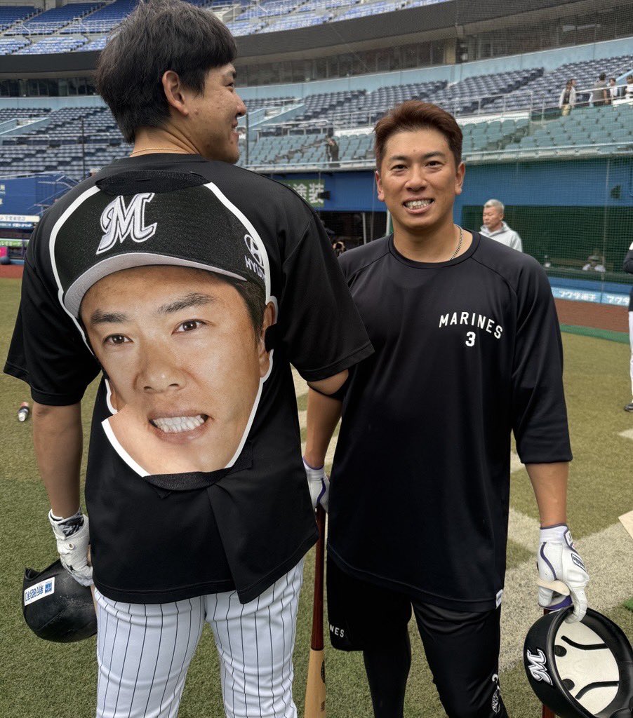 chibalotte_pr's tweet photo. #角中勝也 選手と #安田尚憲 選手。
「もしかして、バカにしてる？」と角中選手。
「いや、リスペクトです。いつもボクの背中には角中さんがついているという思いです」と安田選手。
#chibalotte #広報 https://t.co/X2CkvJcvRw