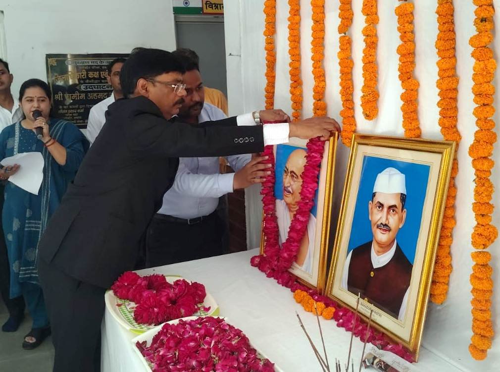 dm_hathras's tweet photo. राष्ट्रपिता महात्मा गांधी जी की 157वीं जयंती एवं पूर्व प्रधानमंत्री लाल बहादुर शास्त्री जी की 122वीं जयंती पर कलेक्ट्रेट में जिलाधिकारी सत्य प्रकाश पटेल की अध्यक्षता में कार्यक्रम आयोजित हुआ।

जिलाधिकारी ने कहा कि अधिकारी-कर्मचारी अंतिम व्यक्ति की पीड़ा को अपनी पीड़ा समझते हुए संवेदनशीलता, ईमानदारी और कर्तव्यनिष्ठा के साथ कार्य करें तथा जनसेवा को सर्वोच्च प्राथमिकता देते हुए शासन की योजनाओं का लाभ अंतिम व्यक्ति तक पहुंचाएं।

उन्होंने गांधी जी के सत्य, अहिंसा, स्वच्छता, स्वदेशी, आत्मनिर्भरता एवं ग्राम स्वराज के विचारों तथा शास्त्री जी की सादगी, ईमानदारी और राष्ट्रसेवा के आदर्शों को जीवन एवं प्रशासनिक कार्यशैली में अपनाने का आह्वान किया।

इस अवसर पर अधिकारियों एवं कर्मचारियों ने दोनों महान विभूतियों के चित्र पर माल्यार्पण एवं पुष्प अर्पित कर श्रद्धासुमन अर्पित किए और उनके आदर्शों को आत्मसात करने का संकल्प लिया।

@CMOfficeUP @UPGovt
@myogiadityanath @InfoDeptUP
@ChiefSecyUP @sppatel69

#GandhiJayanti #LalBahadurShastri #Hathras  #DistrictAdministration
