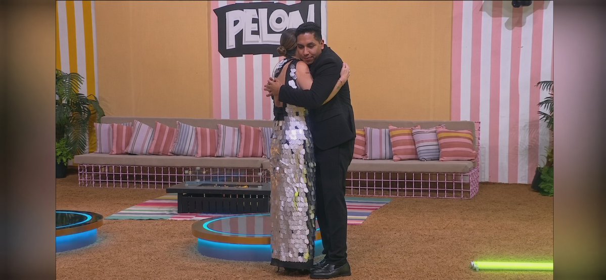 puenteadriana88's tweet photo. Bueno entonces yo creo que ya les quedó claro al Fandom de Karina,  a todas las trans de León y a todo el mundo que no querían que Gema y Perez llegaran a la final, que Gema y Perez jamás necesitaron ni un solo voto de Karina para llegar a la final.

En primer lugar, porque nunca le dieron ni un solo voto a ninguno de los dos y en segundo lugar, porque cada uno se ganó a su Fandom a pulso, trabajando, dando contenido jugando y no durmiendo, ni atacando a los de su propio equipo, ellos fueron leales, y como lo dijo Galilea, la alianza más fuerte de la casa.

TEAM MELLIZOS 

GEMA Y PÉREZ GANADORES 
#LaCasaDeLosFamososMéxico #LaCasaDeLosFamososMX