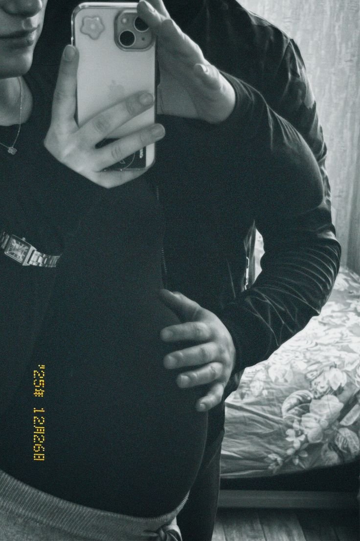 hadacademica's tweet photo. el tucu omeguita preñado de lautaro que ama sacarle fotos a su pancita con la mano de el encima!!! https://t.co/NbtT716Ntr