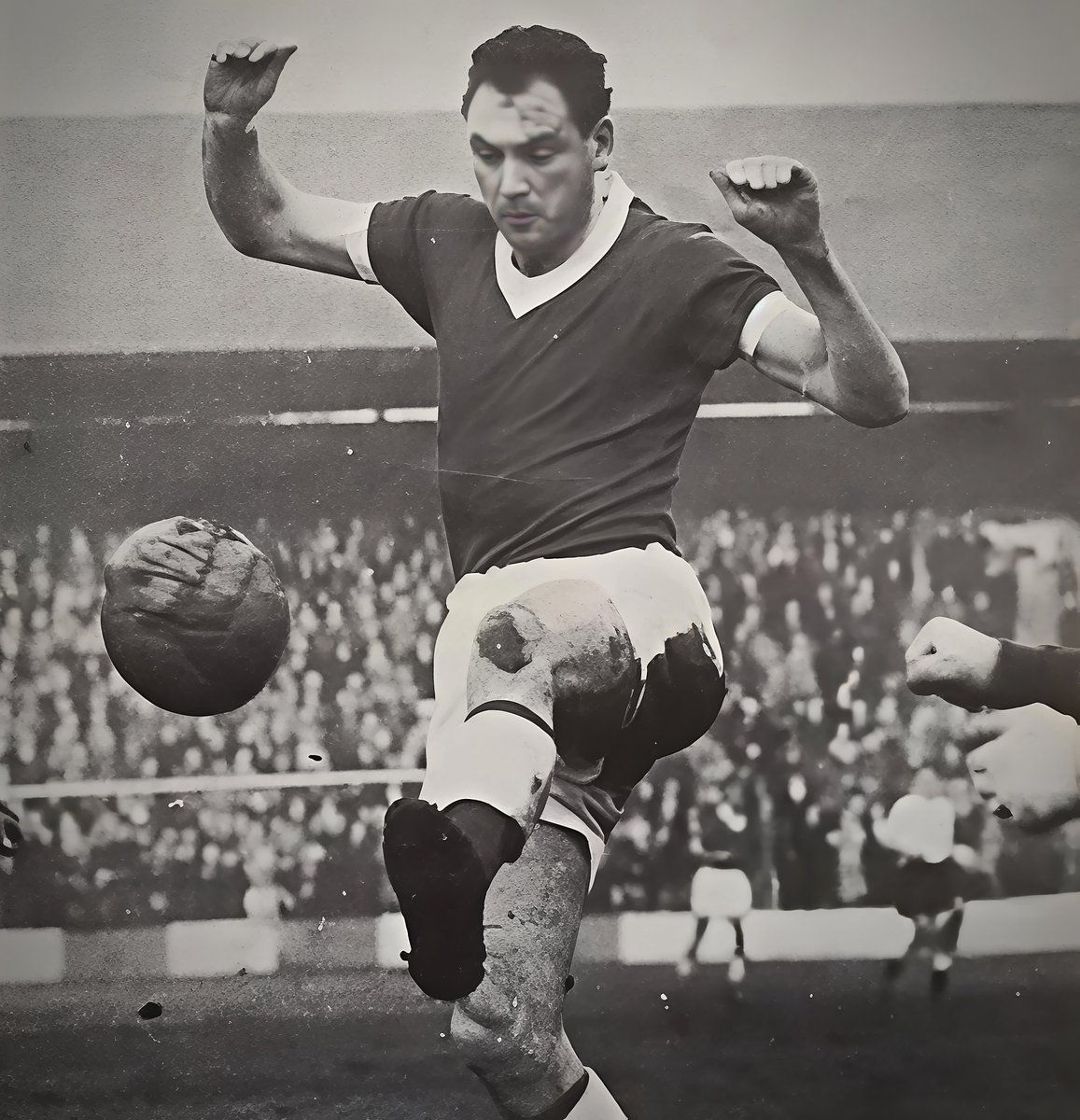 False9Theory's tweet photo. Huddersfield Town is the only team in English league history to score 6 goals in a match and lose.

They led Charlton 5-1 with 28 minutes left against 10 men. Charlton won 7-6.

Johnny Summers scored 5 goals and assisted the winner. https://t.co/pSFuizrbKA