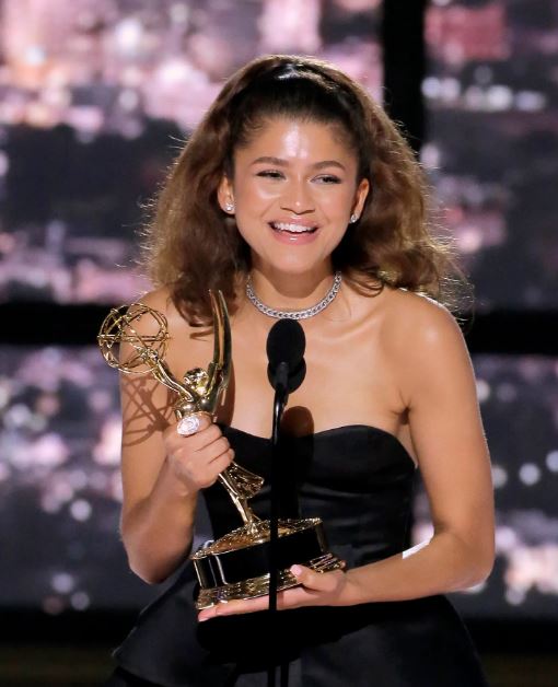 USACelebHub's tweet photo. ✨ Zendaya: From Disney Star to Award-Winning Actress

Explore her biography, movies, TV shows, career, awards and facts 👇
https://t.co/B3ZdlXfUGR

#usacelebhub #Zendaya #ZendayaBiography #ZendayaMovies #Euphoria https://t.co/HJRccohrKX
