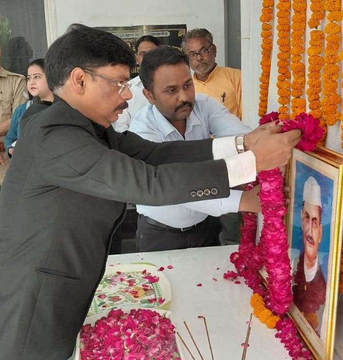 dm_hathras's tweet photo. राष्ट्रपिता महात्मा गांधी जी की 157वीं जयंती एवं पूर्व प्रधानमंत्री लाल बहादुर शास्त्री जी की 122वीं जयंती पर कलेक्ट्रेट में जिलाधिकारी सत्य प्रकाश पटेल की अध्यक्षता में कार्यक्रम आयोजित हुआ।

जिलाधिकारी ने कहा कि अधिकारी-कर्मचारी अंतिम व्यक्ति की पीड़ा को अपनी पीड़ा समझते हुए संवेदनशीलता, ईमानदारी और कर्तव्यनिष्ठा के साथ कार्य करें तथा जनसेवा को सर्वोच्च प्राथमिकता देते हुए शासन की योजनाओं का लाभ अंतिम व्यक्ति तक पहुंचाएं।

उन्होंने गांधी जी के सत्य, अहिंसा, स्वच्छता, स्वदेशी, आत्मनिर्भरता एवं ग्राम स्वराज के विचारों तथा शास्त्री जी की सादगी, ईमानदारी और राष्ट्रसेवा के आदर्शों को जीवन एवं प्रशासनिक कार्यशैली में अपनाने का आह्वान किया।

इस अवसर पर अधिकारियों एवं कर्मचारियों ने दोनों महान विभूतियों के चित्र पर माल्यार्पण एवं पुष्प अर्पित कर श्रद्धासुमन अर्पित किए और उनके आदर्शों को आत्मसात करने का संकल्प लिया।

@CMOfficeUP @UPGovt
@myogiadityanath @InfoDeptUP
@ChiefSecyUP @sppatel69

#GandhiJayanti #LalBahadurShastri #Hathras  #DistrictAdministration