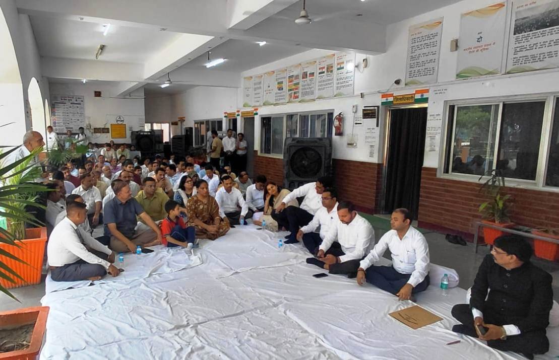 dm_hathras's tweet photo. राष्ट्रपिता महात्मा गांधी जी की 157वीं जयंती एवं पूर्व प्रधानमंत्री लाल बहादुर शास्त्री जी की 122वीं जयंती पर कलेक्ट्रेट में जिलाधिकारी सत्य प्रकाश पटेल की अध्यक्षता में कार्यक्रम आयोजित हुआ।

जिलाधिकारी ने कहा कि अधिकारी-कर्मचारी अंतिम व्यक्ति की पीड़ा को अपनी पीड़ा समझते हुए संवेदनशीलता, ईमानदारी और कर्तव्यनिष्ठा के साथ कार्य करें तथा जनसेवा को सर्वोच्च प्राथमिकता देते हुए शासन की योजनाओं का लाभ अंतिम व्यक्ति तक पहुंचाएं।

उन्होंने गांधी जी के सत्य, अहिंसा, स्वच्छता, स्वदेशी, आत्मनिर्भरता एवं ग्राम स्वराज के विचारों तथा शास्त्री जी की सादगी, ईमानदारी और राष्ट्रसेवा के आदर्शों को जीवन एवं प्रशासनिक कार्यशैली में अपनाने का आह्वान किया।

इस अवसर पर अधिकारियों एवं कर्मचारियों ने दोनों महान विभूतियों के चित्र पर माल्यार्पण एवं पुष्प अर्पित कर श्रद्धासुमन अर्पित किए और उनके आदर्शों को आत्मसात करने का संकल्प लिया।

@CMOfficeUP @UPGovt
@myogiadityanath @InfoDeptUP
@ChiefSecyUP @sppatel69

#GandhiJayanti #LalBahadurShastri #Hathras  #DistrictAdministration