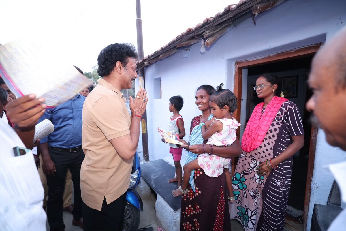 Anbil_Mahesh's tweet photo. சினிமாவில் Retake எடுப்பதை போல நினைத்து, மக்கள் மீது By Election-ஐ திணித்துள்ளது இந்த அரசு.

இதனை எதிர்த்து களமாடும் வகையில் #தாராபுரம் கொளஞ்சிவாடி மக்களைச் சந்தித்து எஸ்.சுகன்யா அவர்களுக்கு உதயசூரியன் சின்னத்தில் வாக்களிக்குமாறு கேட்டுக் கொண்டோம்.

#Dharapuram #DMKForDharapuram #DMKForever #VoteForDMK